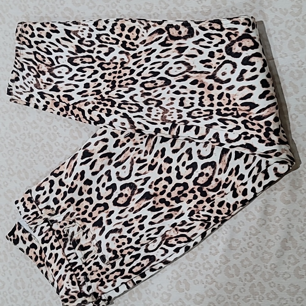 EUC- Jen 7 leopard jeans